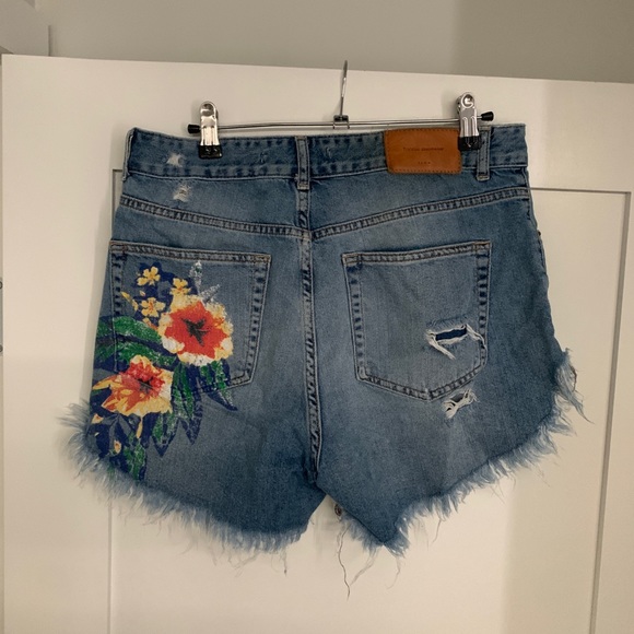 Zara high waisted distressed demon shorts - Picture 2 of 4